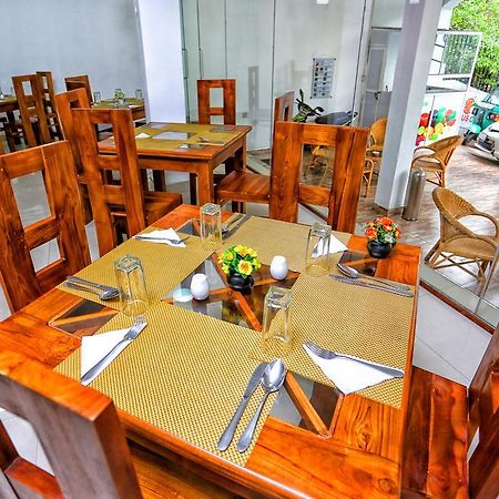 Citrus Cafe Inn Kandy Bagian luar foto